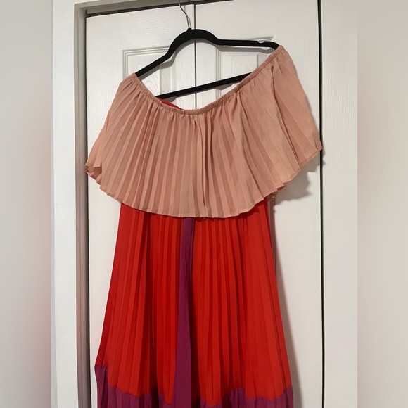 Chic Off-Shoulder Pleated Midi Dress - Picture 2 of 3
